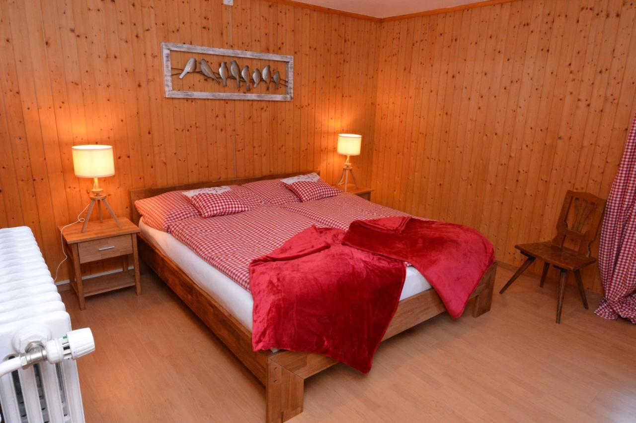 Alte Post Mit Geschichte Und Restaurant Apartment Tavanasa Exterior photo